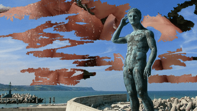 Video porno gay a Fano su un dispositivo del Comune sul lungomare della città: indagano i Carabinieri.