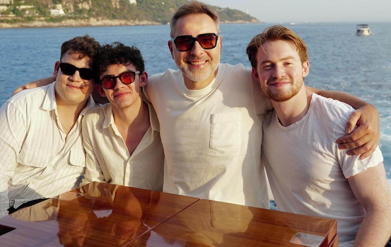 Joe Locke e Kit Connor di Heartstopper in vacanza con Elton John e il marito David Furnish – VIDEO