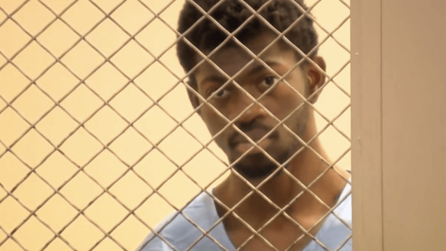 Lil Nas X paga 75.000 dollari di cauzione e torna a casa, ma rischia 5 anni di carcere - Lil Nas X in carcere frame video TMZ - Gay.it