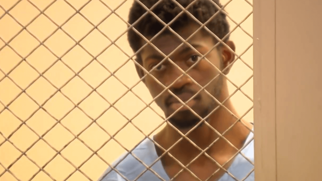 Lil Nas X, il padre svela nuovi dettagli: "Abbiamo pianto insieme in carcere". Cosa rischia il rapper in caso di condanna - Lil Nas X in carcere frame video TMZ - Gay.it