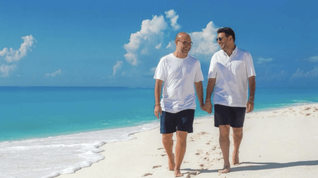 Funerali di Mario e Gianni, 30 anni d'amore e Don Renzo li definisce "amici". Sconcerto social, il parroco replica - Mario e Gianni - Gay.it