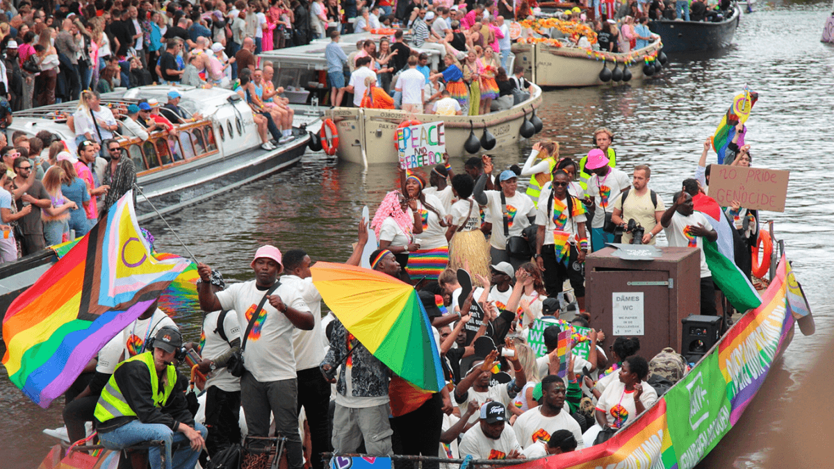 Amsterdam Pride: 80 migranti LGBTI sfilano con la barca alla Canal Parade