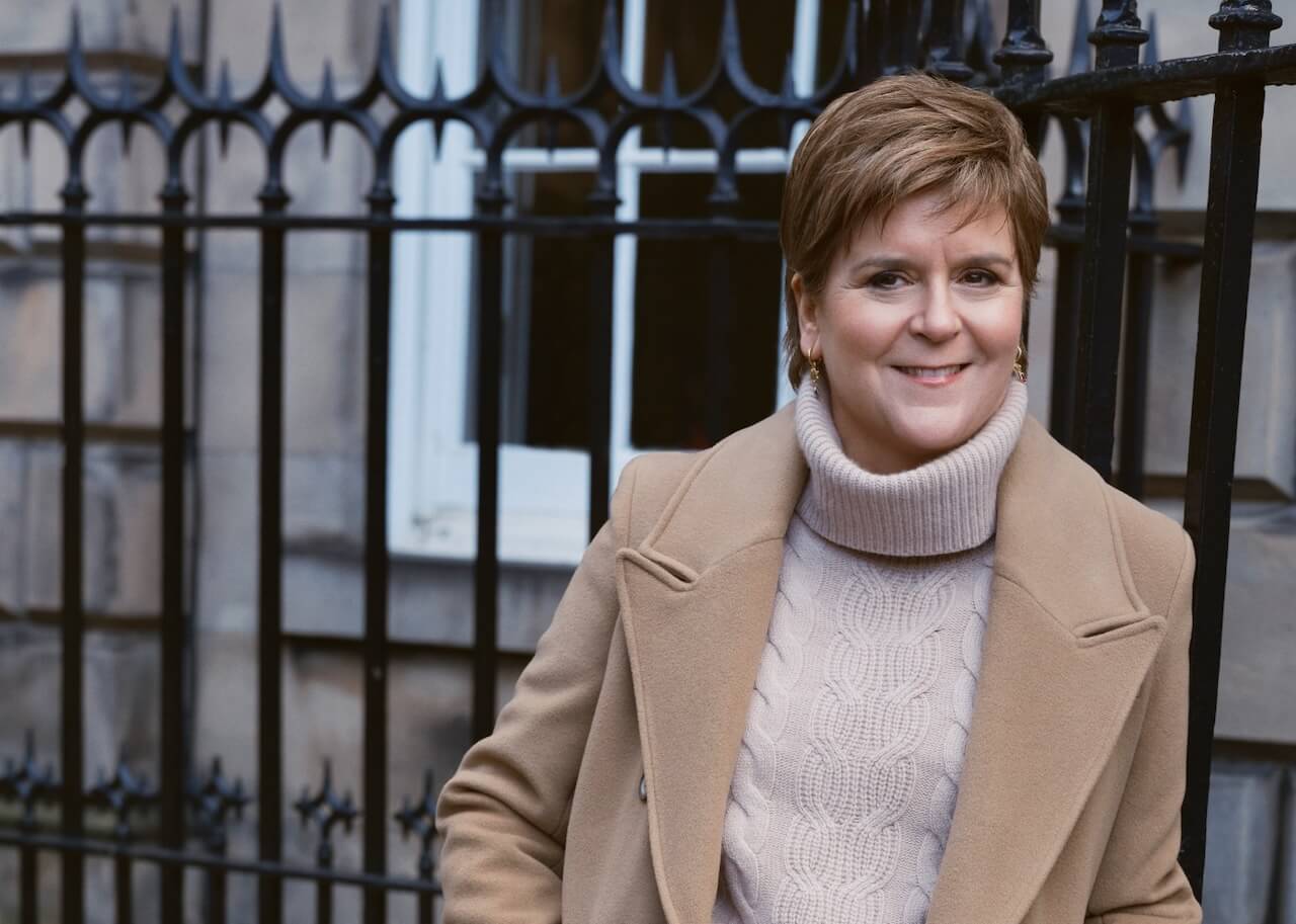 Nicola Sturgeon, l’ex prima ministra scozzese definisce la propria sessualità come “non binaria”