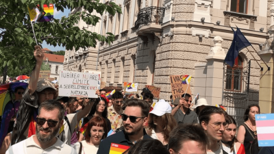 Oradea in Romania come Budapest in Ungheria, Pride vietato. Ma in 500 sfidano la polizia: “È una marcia per la libertà”