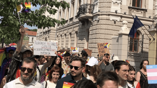 Oradea in Romania come Budapest in Ungheria, Pride vietato. Ma in 500 sfidano la polizia: "È una marcia per la libertà" - Oradea Pride - Gay.it
