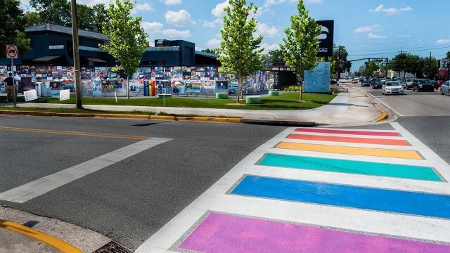 Florida, Ron DeSantis schiera la polizia per impedire che le strisce pedonali del Pulse siano ridipinte d'arcobaleno - Pulse strisce rainbow al memoriale - Gay.it