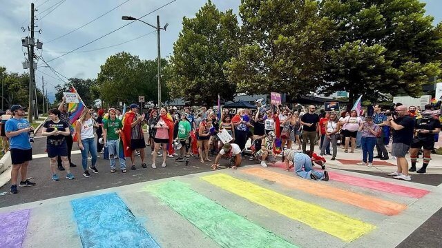 Florida, Ron DeSantis fa cancellare le strisce rainbow che celebrano il memoriale del Pulse. Attivisti LGBTQIA le ridipingono - Pulse strisce rainbow al memoriale - Gay.it