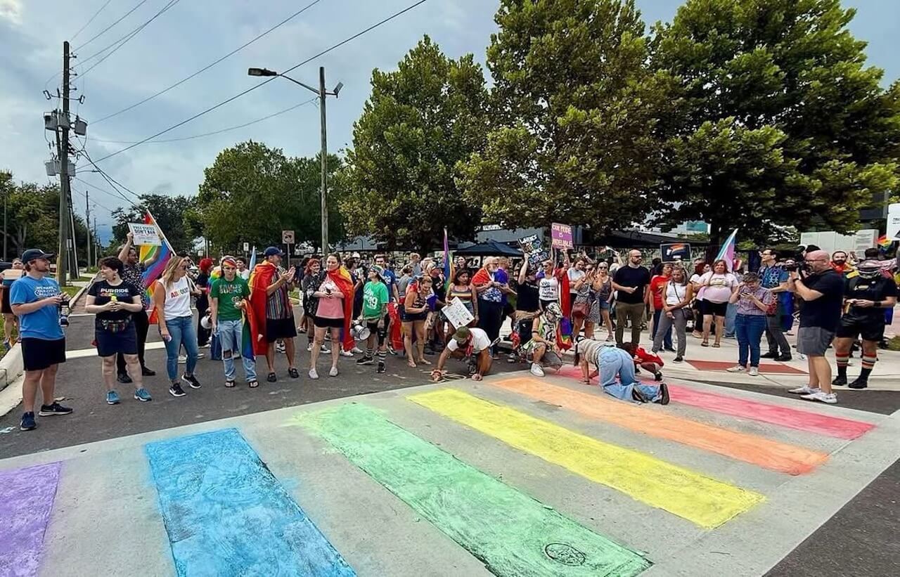 Texas, i repubblicani gay difendono la rimozione delle strisce pedonali arcobaleno: "Sono divisive" - Pulse strisce rainbow al memoriale - Gay.it