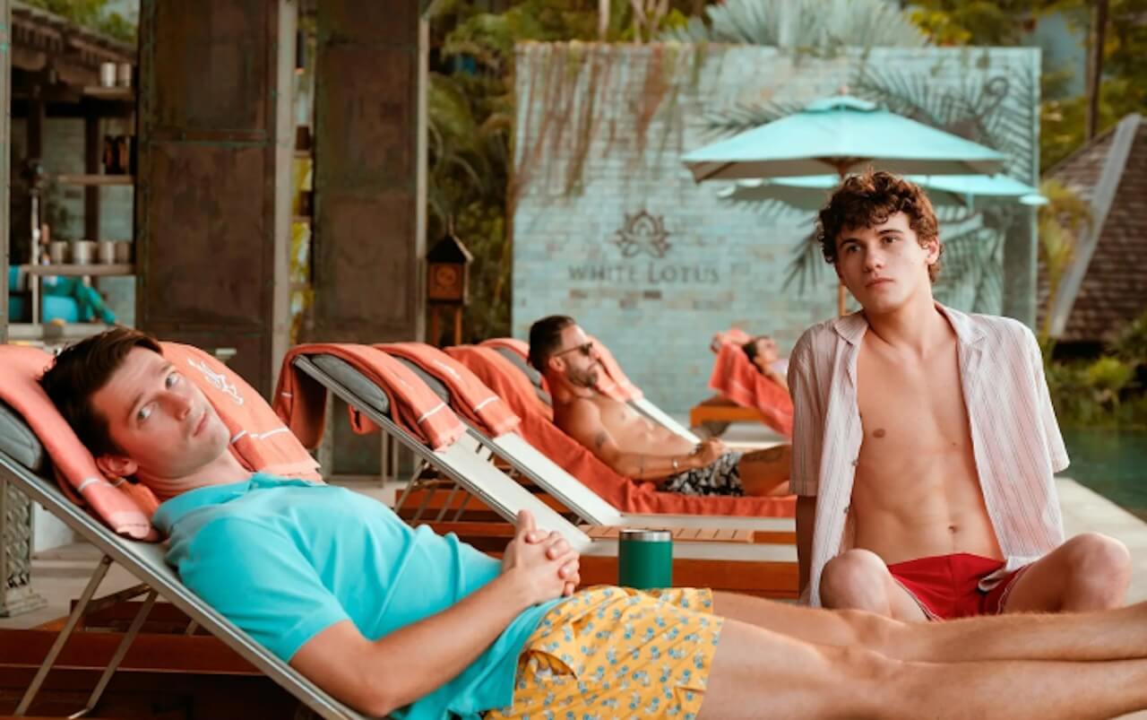 The White Lotus 3, Sam Nivola è stato "inondato" di messaggi privati da "assetati uomini anziani" - Sam Nivola patrick schwarzenegger The White Lotus - Gay.it