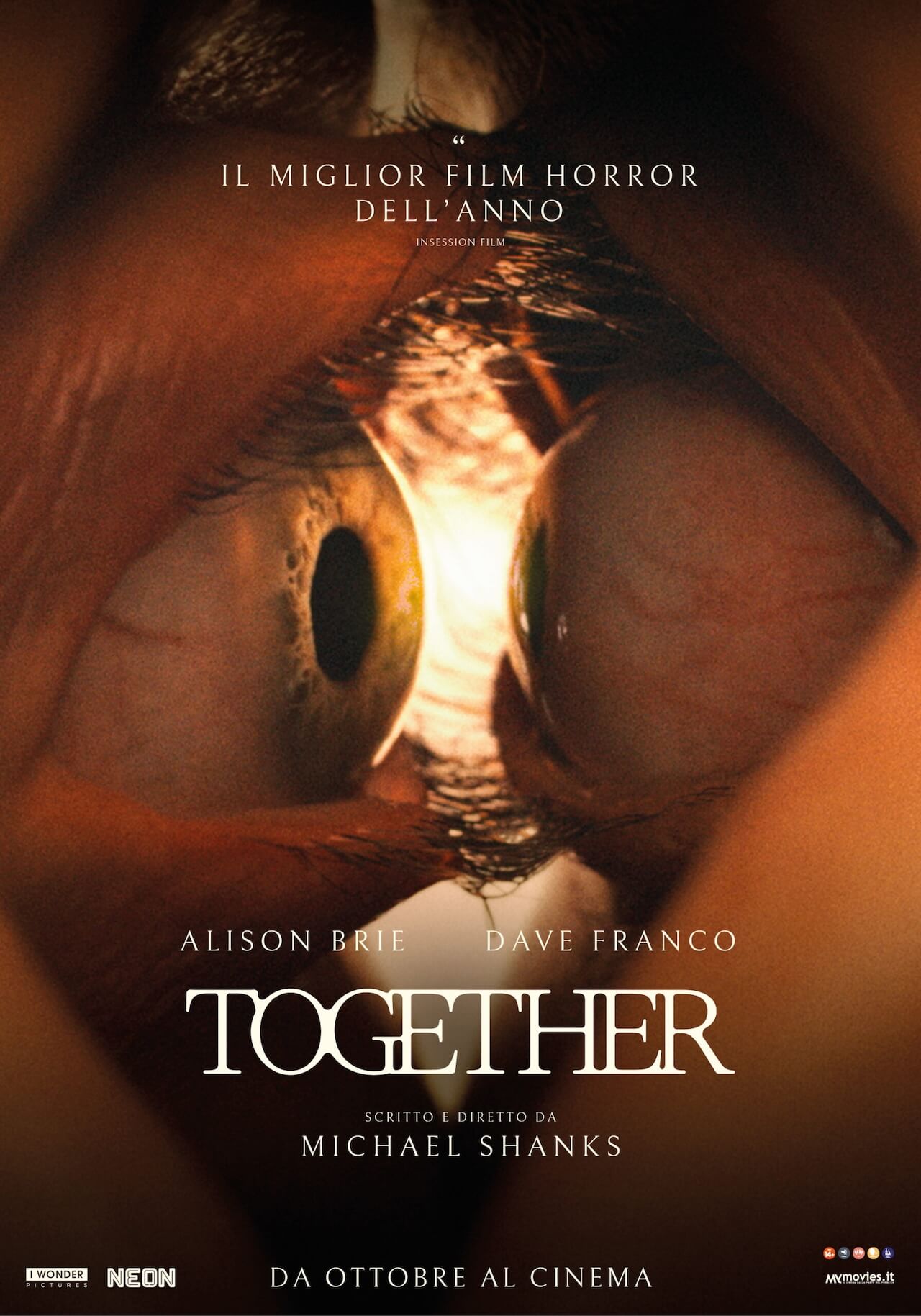 Together e il full frontal choc di Dave Franco nell'horror di Michael Shanks, l'attore indossa una protesi? - TOGETHER teaser poster web scaled 1 - Gay.it