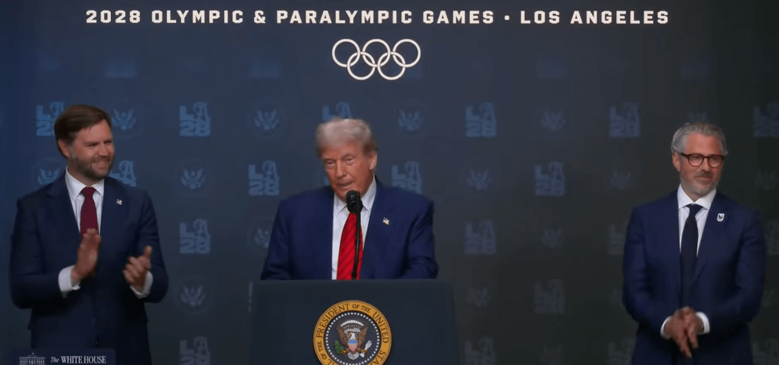 Trump festeggia il suo divieto alle atlete trans alle Olimpiadi e rimprovera i giornalisti: "Non applaudite?" (VIDEO) - Trump festeggia il suo divieto alle atlete trans alle Olimpiadi e rimprovera i giornalisti - Gay.it