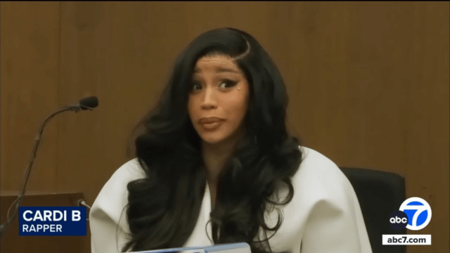 La rapper Cardi B mentre testimonia in aula