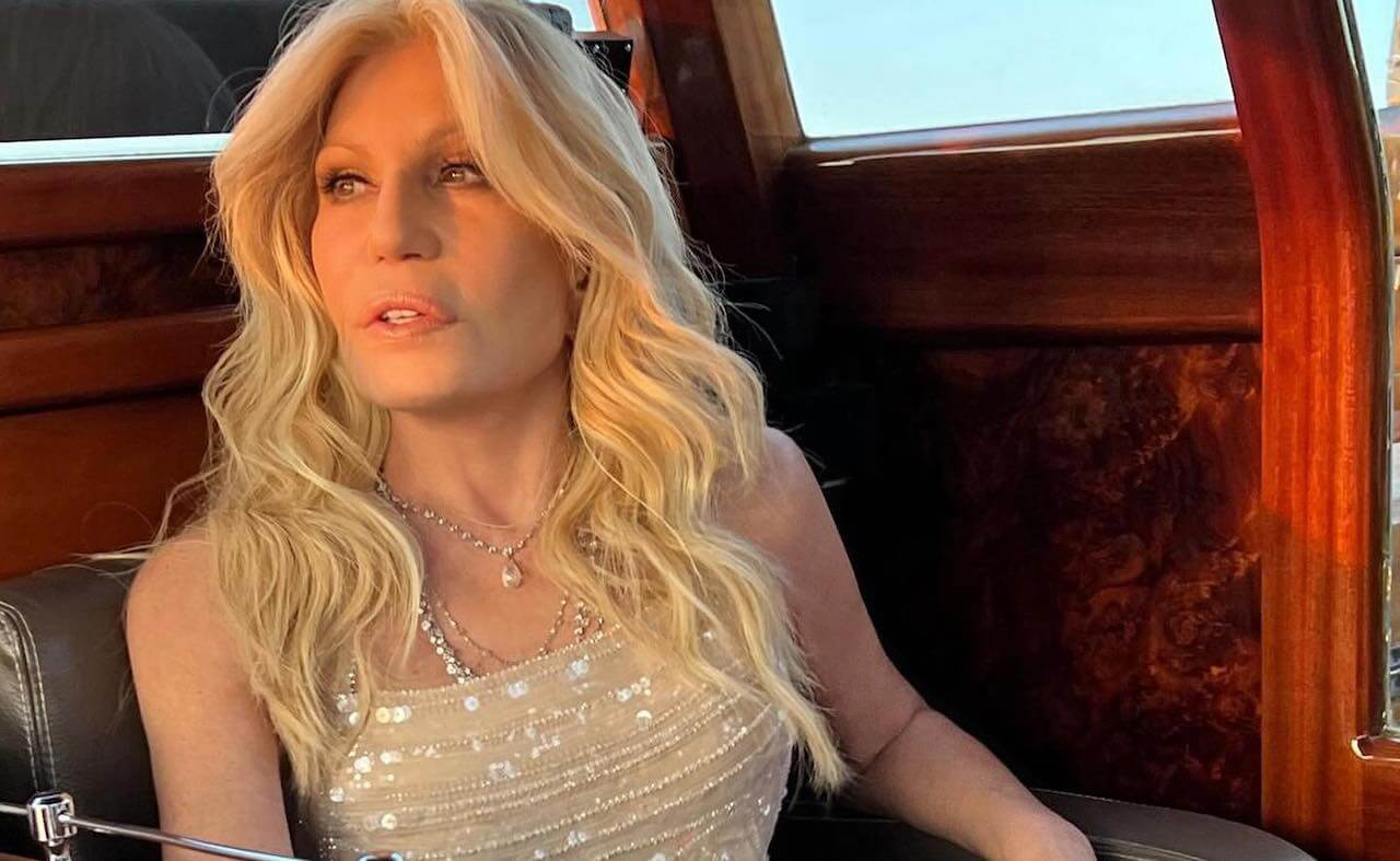 Donatella Versace oggi: dall’eccesso degli anni ’90 al nuovo volto, fascino senza tempo e rivoluzione estetica