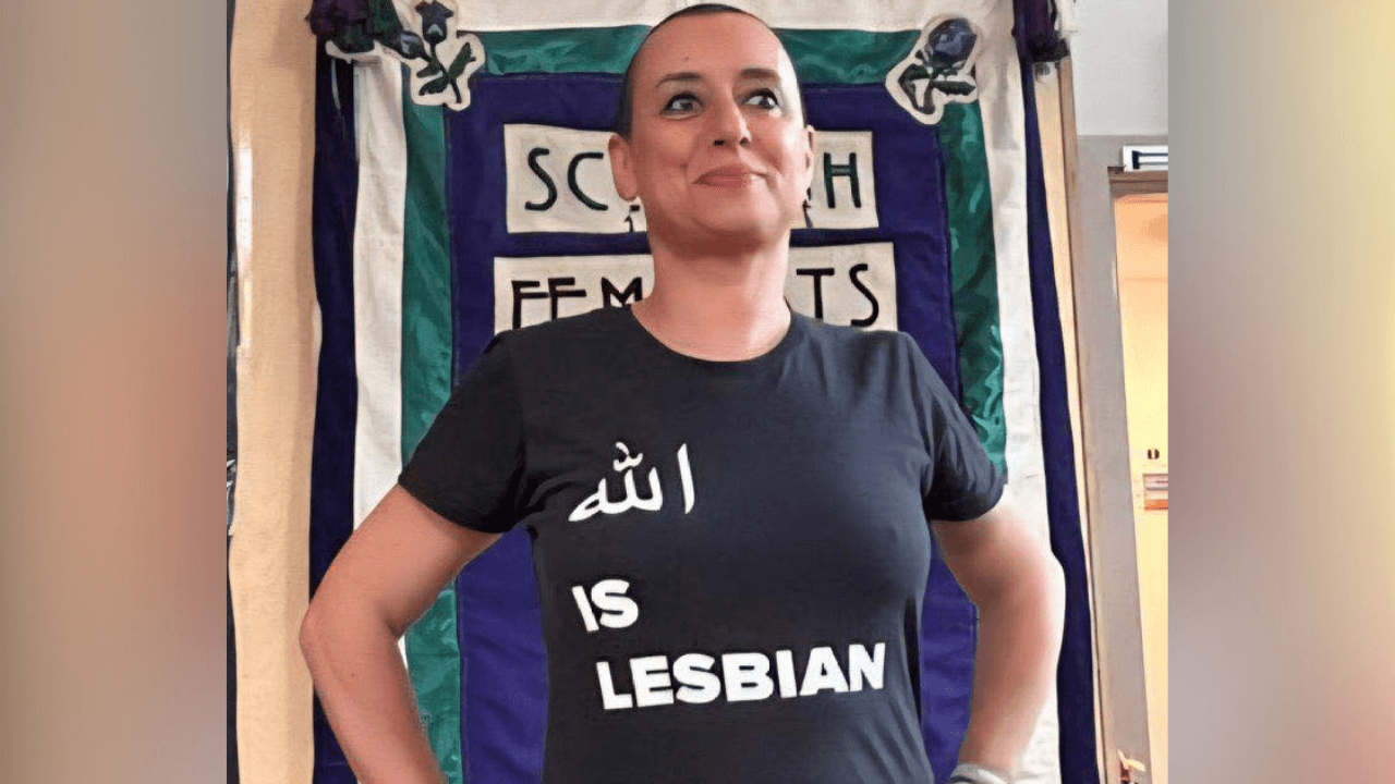 Posta la maglietta “Allah è lesbica”: arrestata l’attivista marocchina Ibtissame Lachgar, accusata di blasfemia