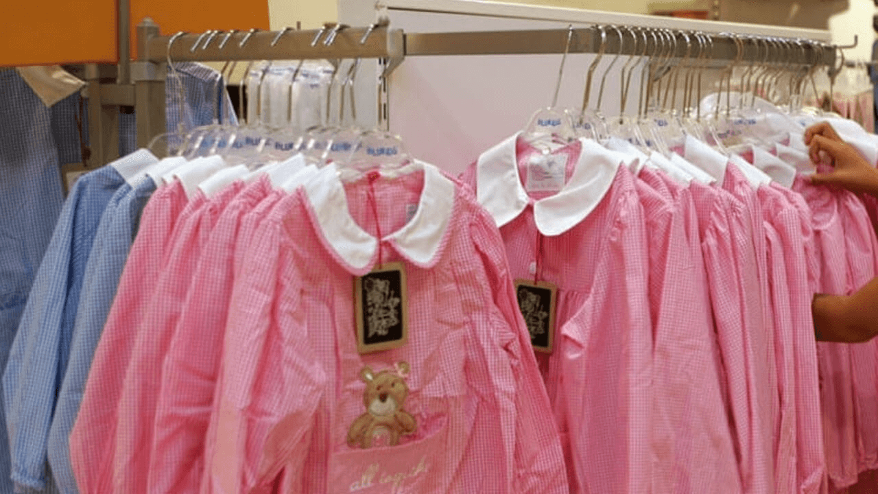 Addio ai grembiuli rosa e blu: a scuola si sceglie il colore, non il genere. La Lega insorge
