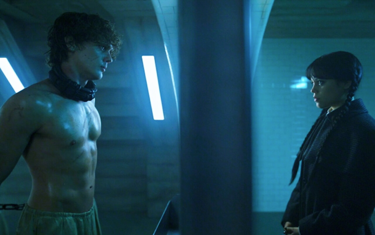 Mercoledì 2, Hunter Doohan è ancora più sexy e pericoloso: "Il mio Tyler è selvaggio, un animale in gabbia" - hunter doohan wednesday season 2 part 1 netflix 6 - Gay.it