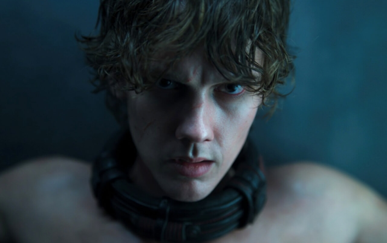 Mercoledì 2, Hunter Doohan è ancora più sexy e pericoloso: "Il mio Tyler è selvaggio, un animale in gabbia" - hunter doohan wednesday season 2 part 1 netflix 8 - Gay.it