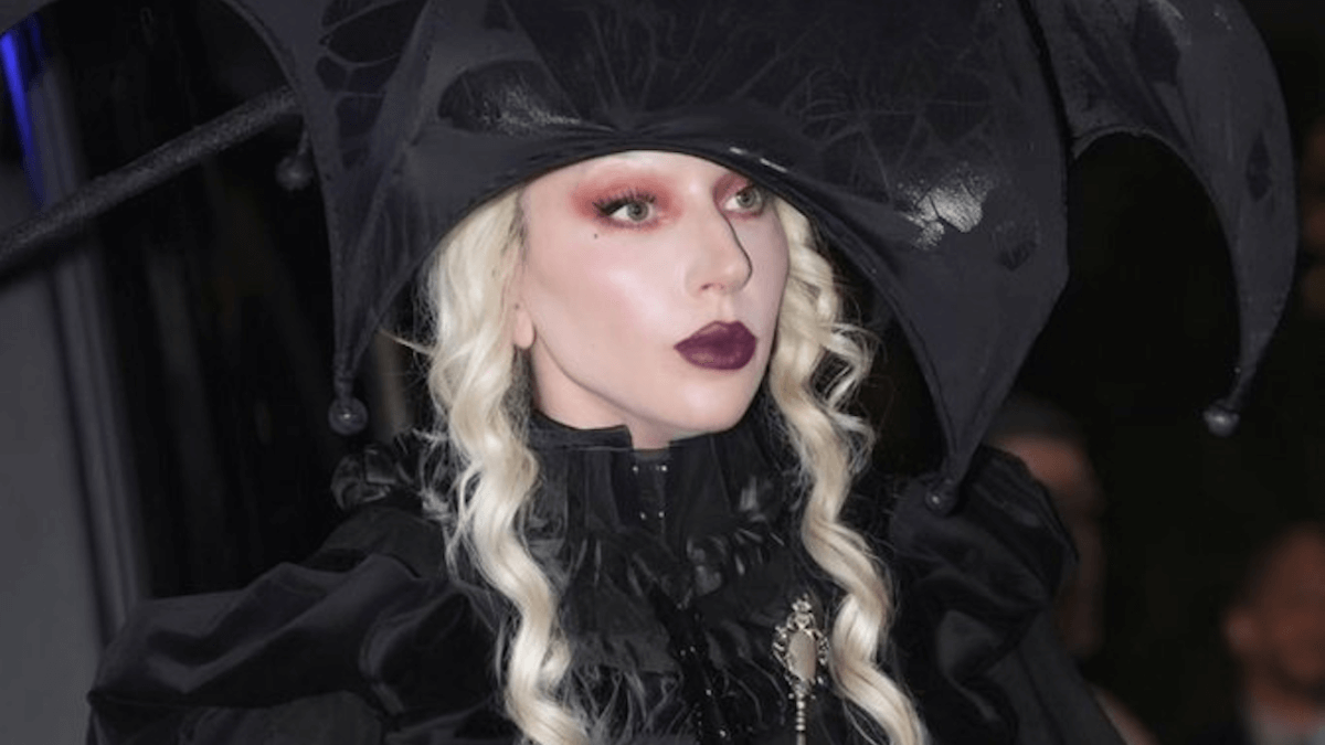 Nuovo singolo di Lady Gaga: “Dead dance”, fan immersi nell’ascolto esclusivo in cabine a forma di bara – VIDEO