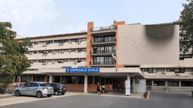 Scritta omofoba all'ospedale di Alghero