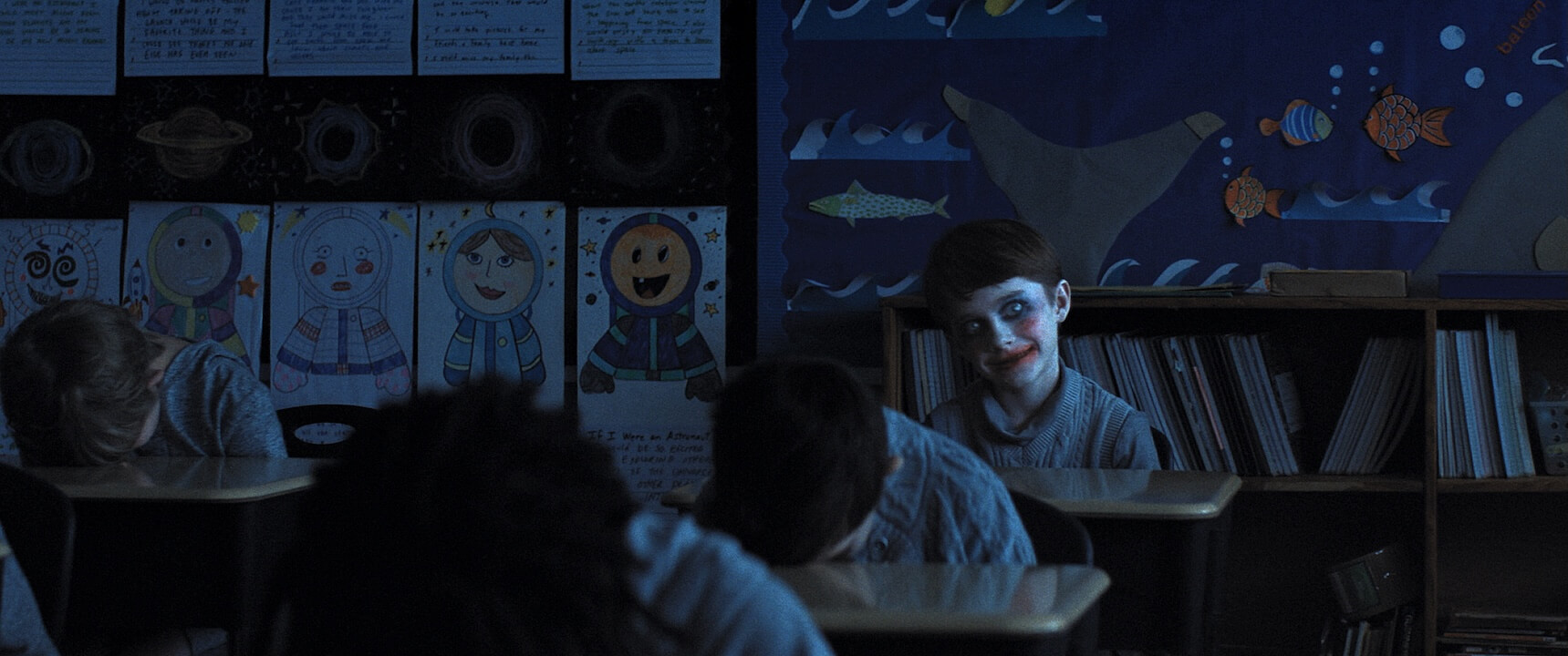 Weapons, l'horror dell'anno e la sconvolgente scena con una coppia gay protagonista - rev 1 WPN T1 0006 High Res JPEG - Gay.it