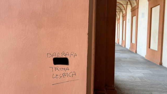 Una delle tante scritte omofobe e sessiste a Bologna
