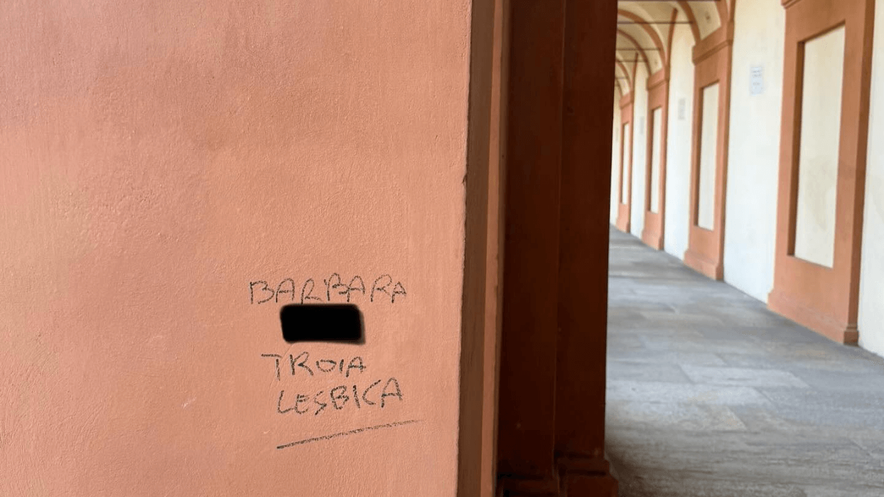 Una delle tante scritte omofobe e sessiste a Bologna