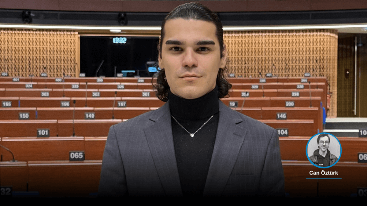 Enes Hocaoğulları è stato arrestato in Turchia per aver denunciato al Consiglio d'Europa gli abusi subiti dai giovani durante le proteste scoppiate dopo il 19 marzo 2025 e gli episodi di tortura da parte della polizia, con perquisizioni e spogliazioni forzate.