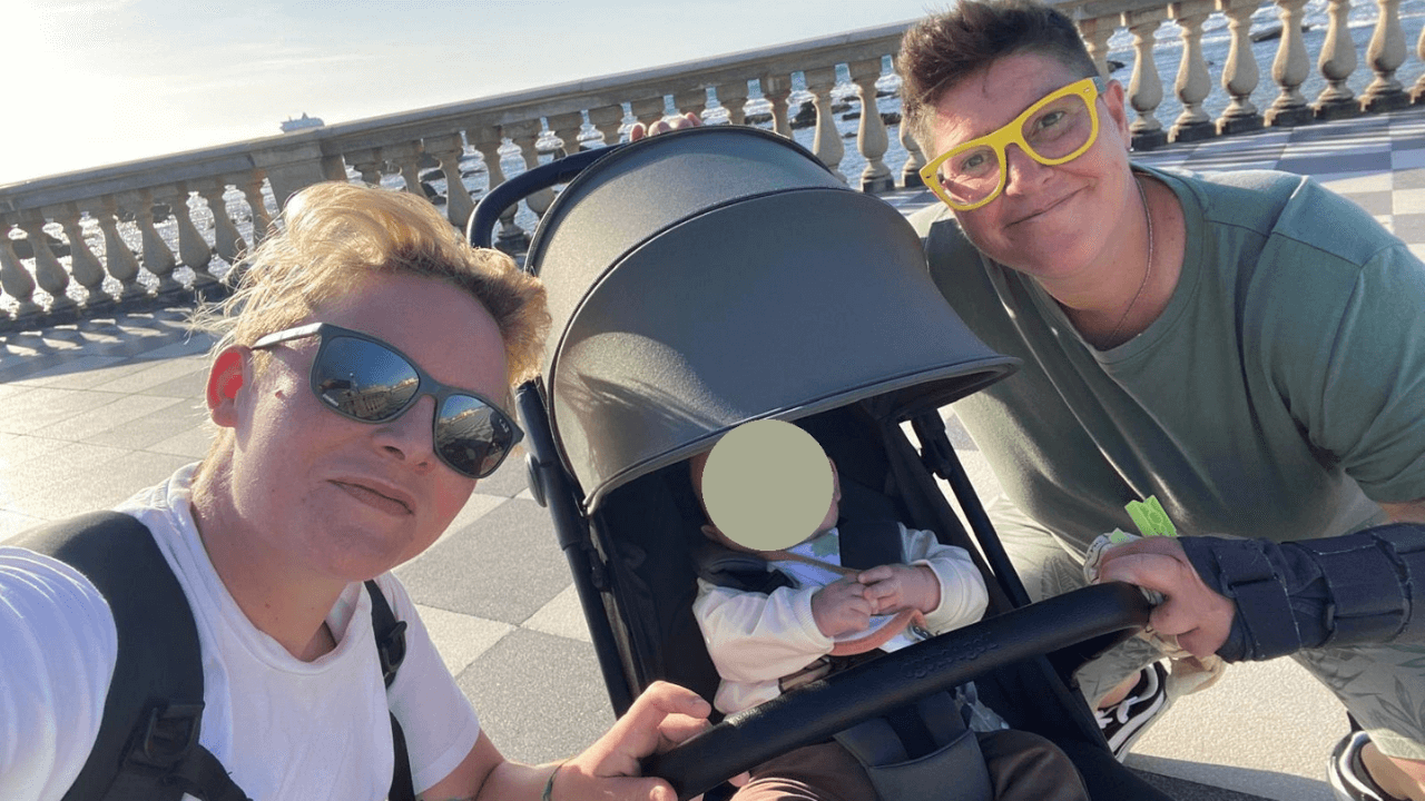 Osimo riconosce Denise e Veronica come mamme di Giulio: “Anche noi siamo una famiglia”, prima trascrizione per una coppia lesbica