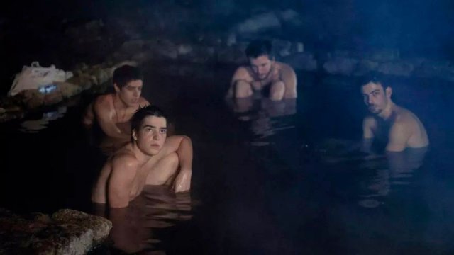 Venezia 2025, Anoche Conquisté Tebas è intimità tra uomini, mascolinità nella sua forma più vulnerabile - Anoche conquiste Tebas - Gay.it