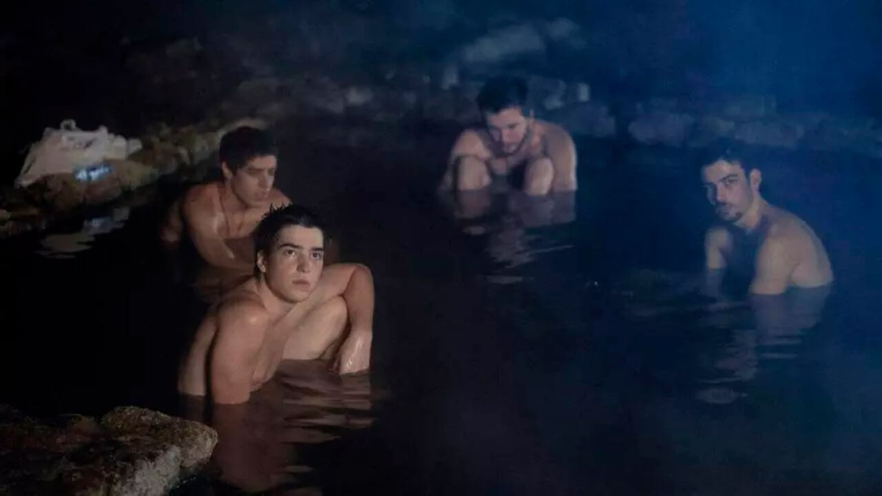 Venezia 2025, Anoche Conquisté Tebas è intimità tra uomini, mascolinità nella sua forma più vulnerabile