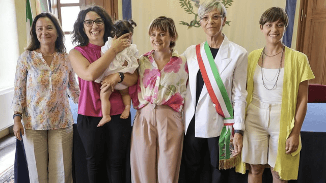 Brescia, la sindaca Castelletti denuncia Pro Vita che scrisse "certifica il falso riconoscendo due mamme" - Brescia Laura Castelletti - Gay.it