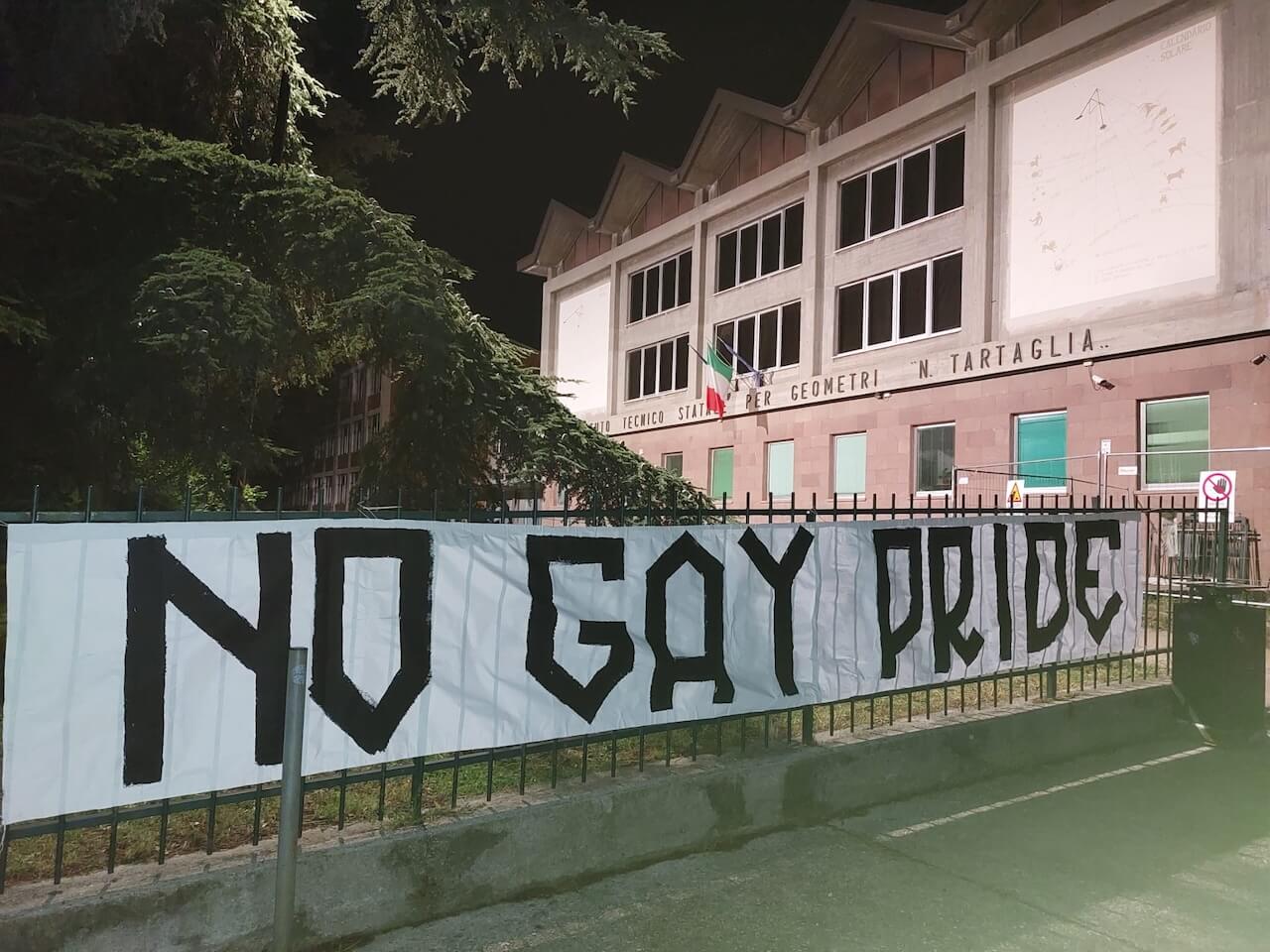 Brescia, due striscioni fascisti contro il Pride di sabato: "Accozzaglia di assurdità, follia LGBT e confusione" - Brescia Pride 2025 manifesti fascisti 2 - Gay.it