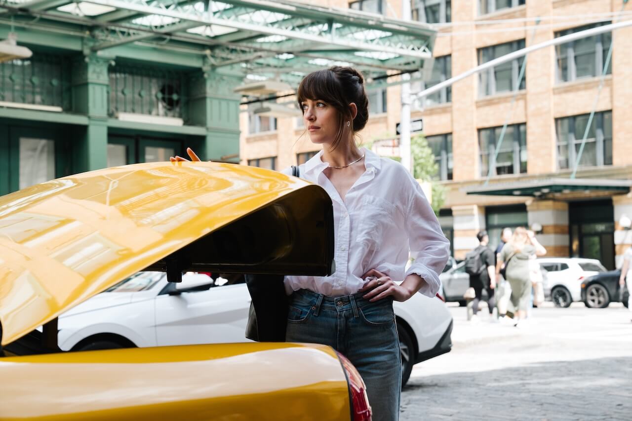 Material Love, arriva al Cinema il triangolo d'amore tra Dakota Johnson, Chris Evans e Pedro Pascal - Collider Exclusive M 01501 Credit to Atsushi Nishijima - Gay.it