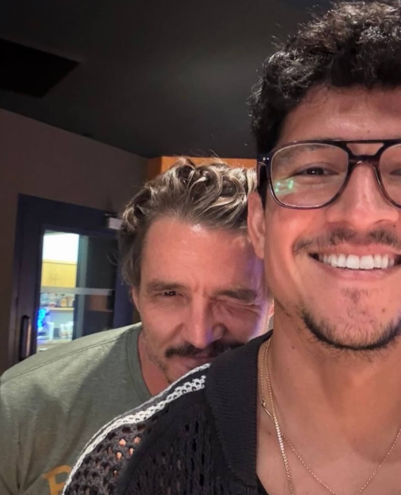 Lux Pascal e l'amore di suo fratello Pedro: "Sei stato la prima persona a vedermi veramente" - De Noche di Todd Haynes Pedro Pascal e Danny Ramirez - Gay.it