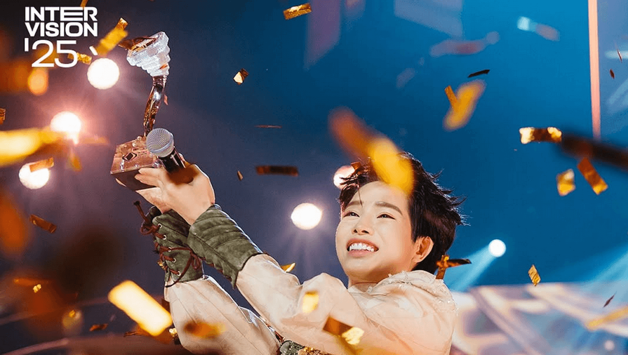Intervision, il vietnamita Duc Phuc che cantava l’amore gay ha vinto l’Eurovision conservatore voluto da Putin (VIDEO)