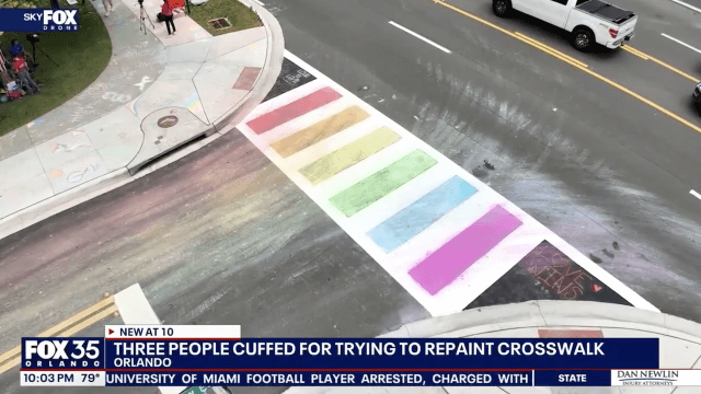 Florida, Ron DeSantis fa arrestare 4 persone che hanno ridipinto d'arcobaleno le strisce pedonali del Pulse - Florida Ron DeSantis - Gay.it