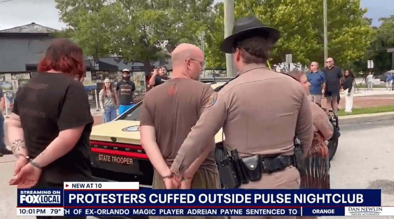 Florida, Ron DeSantis fa arrestare 4 persone che hanno ridipinto d'arcobaleno le strisce pedonali del Pulse - Florida Ron DeSantis fa arrestare 4 persone che hanno ridipinto darcobaleno le strisce pedonali del Pulse - Gay.it