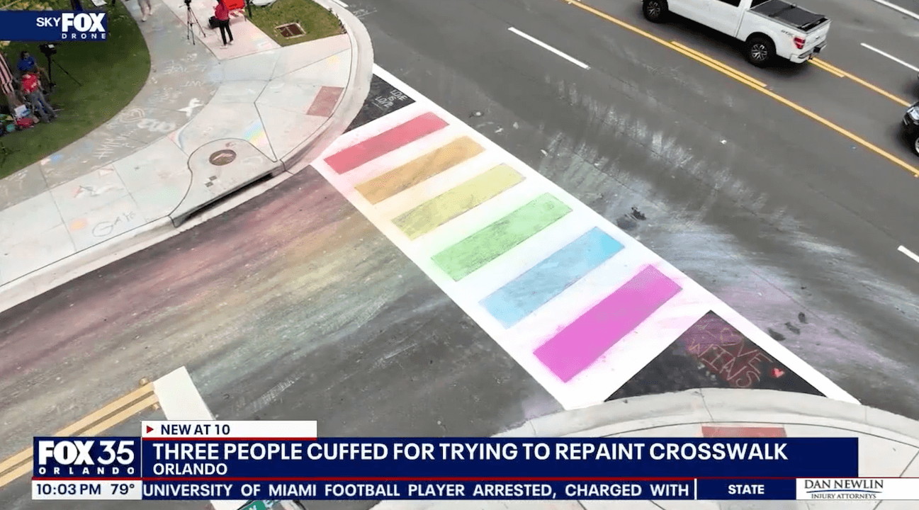 Florida, Ron DeSantis fa arrestare 4 persone che hanno ridipinto d’arcobaleno le strisce pedonali del Pulse
