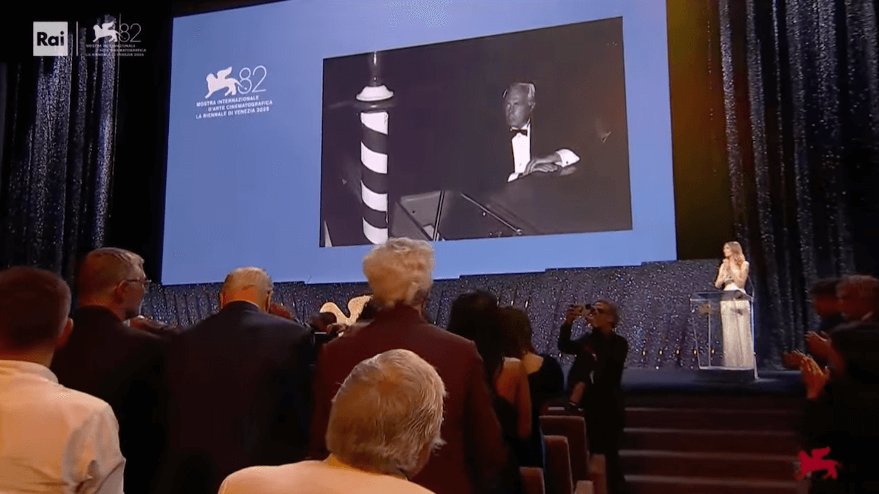Venezia 2025, vince a sorpresa Jim Jarmush. Il mondo del Cinema si schiera al fianco del popolo palestinese - GIORGIO ARMANI - Gay.it