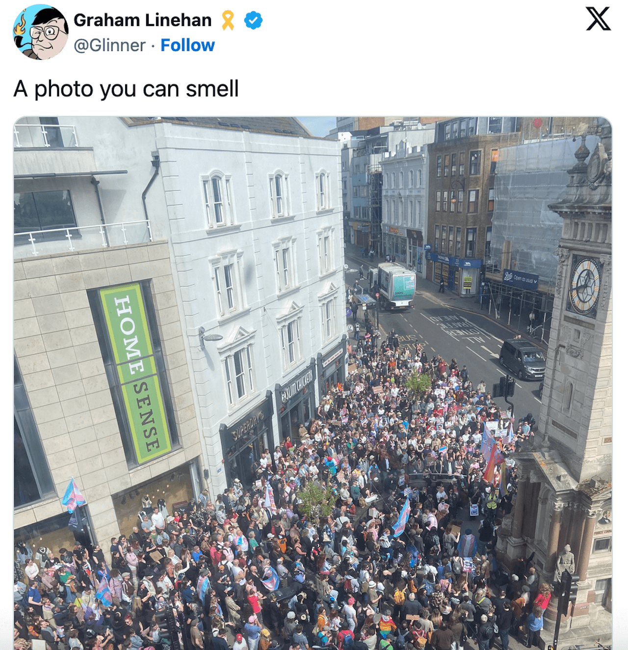 Graham Linehan arrestato per aver invitato a prendere a pugni un "uomo che si identifica come donna trans" - Graham Linehan 2 - Gay.it