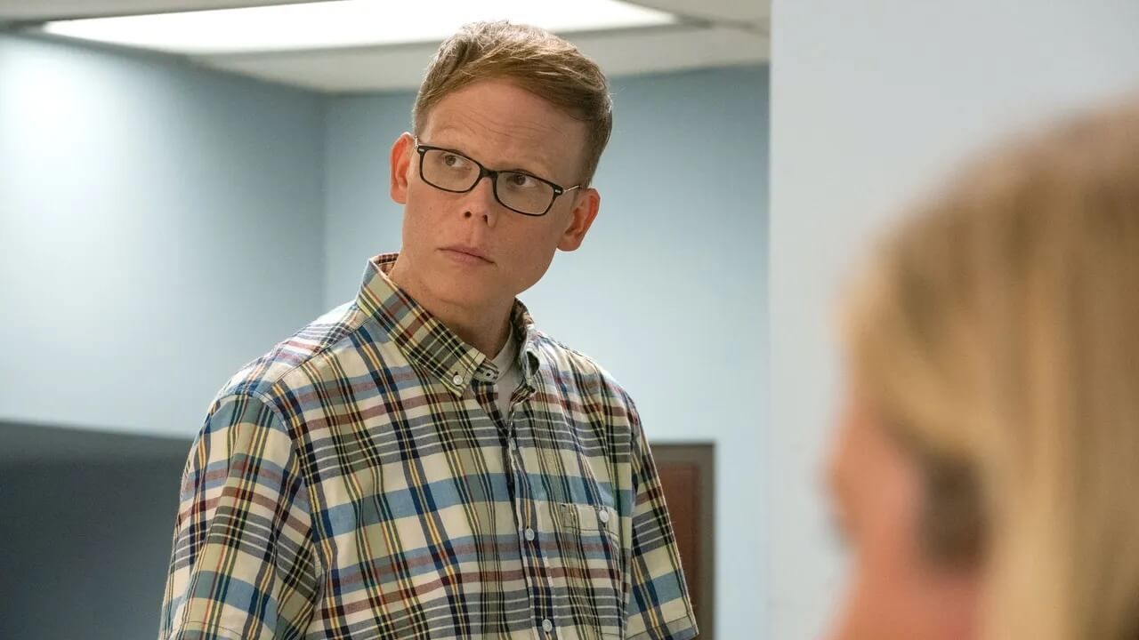 Emmy 2025, tutti i vincitori LGBTQIA+. Trionfano The Pitt, The Studio e Adolescence - Jeff Hiller - Gay.it
