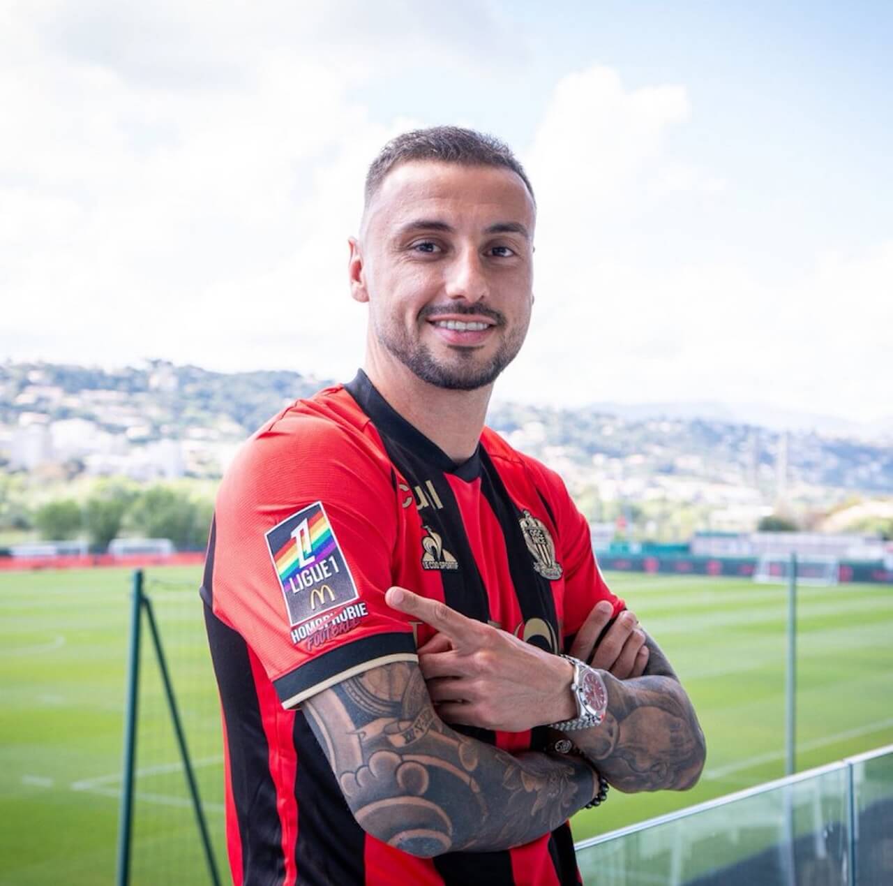 Jonathan Clauss, il capitano del Nizza ha zittito i tifosi che intonavano cori omofobi durante la partita (VIDEO) - Jonathan Clauss al Nizza con la fascia rainbow - Gay.it