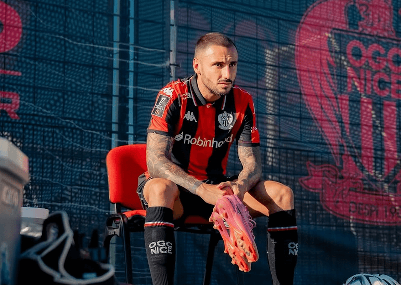 Jonathan Clauss, il capitano del Nizza ha zittito i tifosi che intonavano cori omofobi durante la partita (VIDEO) - Jonathan Clauss al Nizza - Gay.it