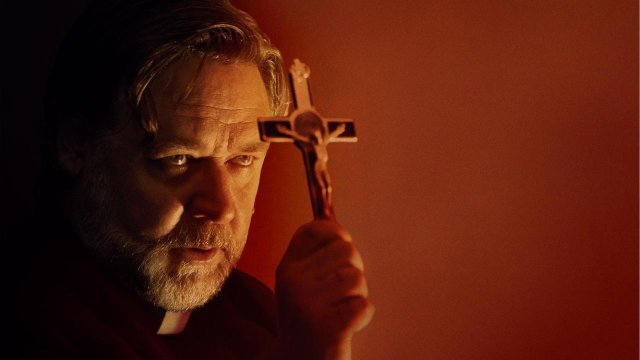 Bari, le fanno un esorcismo perché ragazza trans: "Per guarire dall’influenza maligna" - Lesorcista del papa - Gay.it