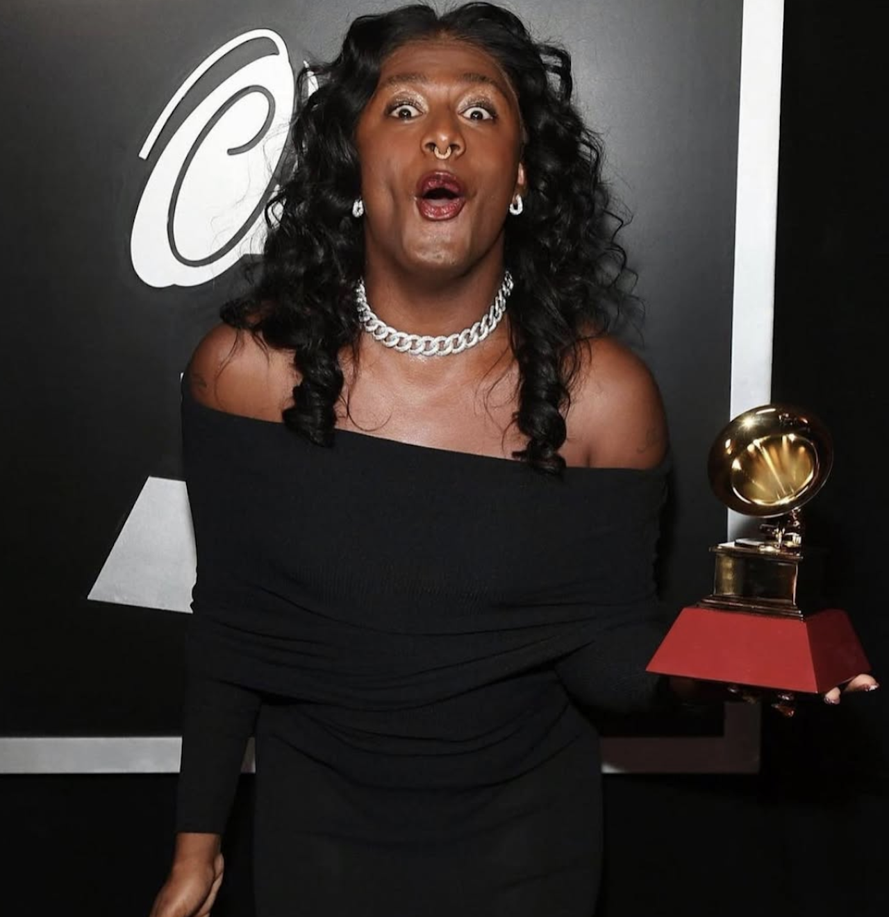 Liniker, l'icona trans brasiliana sbanca i Latin Grammy 2025 con 7 nomination - Liniker vince il Grammy - Gay.it