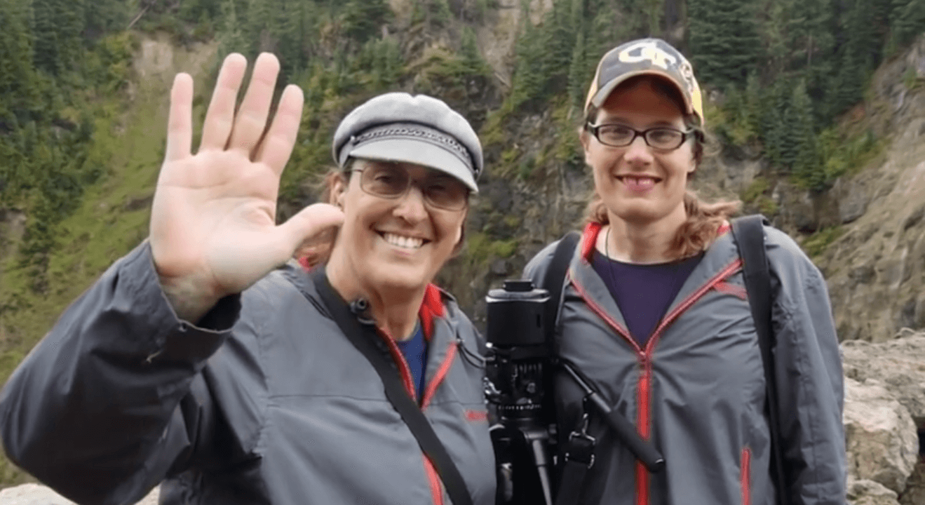 Monica Helms, l'ideatrice della bandiera trans lascia gli USA per la crescente transfobia - Monica e Darlene - Gay.it
