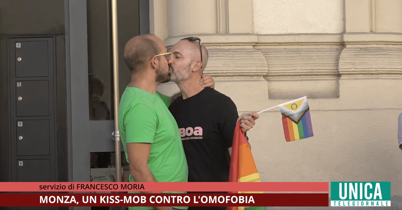 Monza, kiss-mob per dire basta all'omofobia dopo l'aggressione a un 17enne (VIDEO) - Monza kiss mob per dire basta allomofobia dopo laggressione di fine luglio 1 - Gay.it