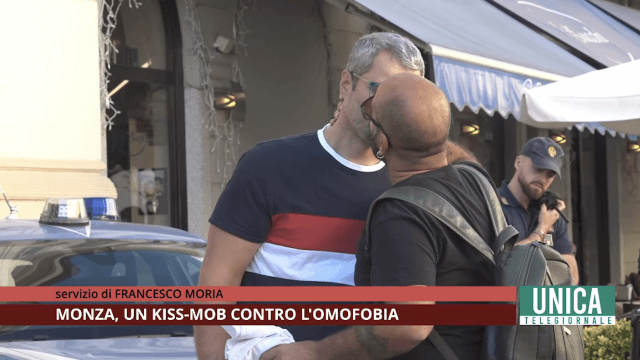 Monza, kiss-mob per dire basta all'omofobia dopo l'aggressione a un 17enne (VIDEO) - Monza kiss mob per dire basta allomofobia dopo laggressione di fine luglio - Gay.it