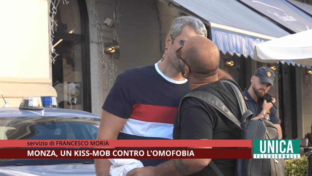 Monza, kiss-mob per dire basta all’omofobia dopo l’aggressione a un 17enne (VIDEO)