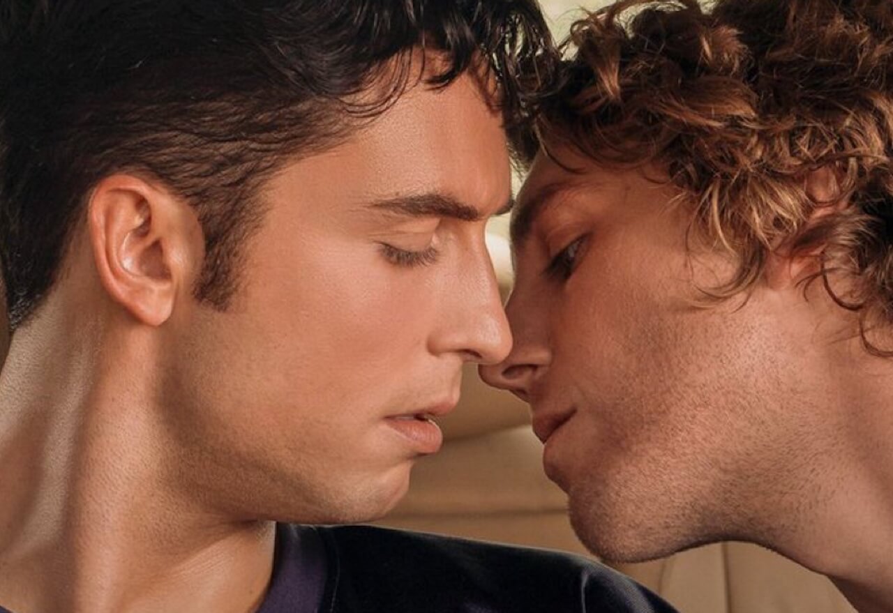 Overcompensating 2, Benito Skinner annuncia il via alle riprese della serie queer Prime Video - Overcompensating 2 - Gay.it
